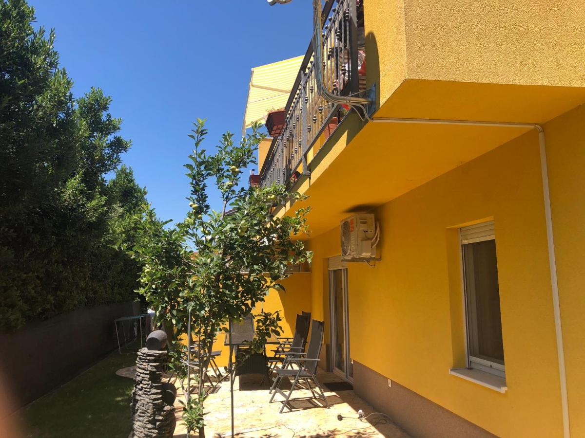 Kaštela Spacious Apartment Close To The Sea In Kastel Luksic מראה חיצוני תמונה