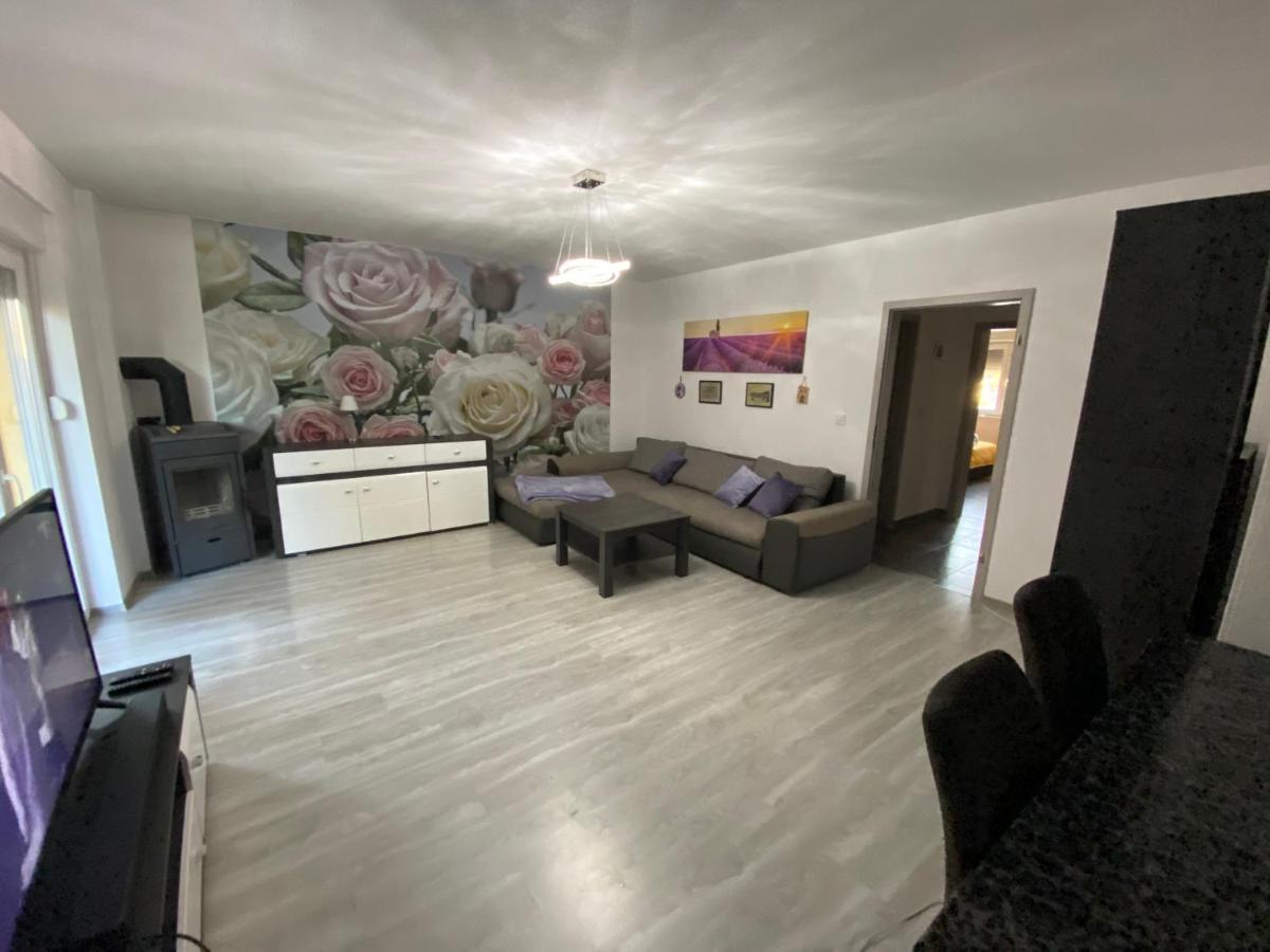 Kaštela Spacious Apartment Close To The Sea In Kastel Luksic מראה חיצוני תמונה