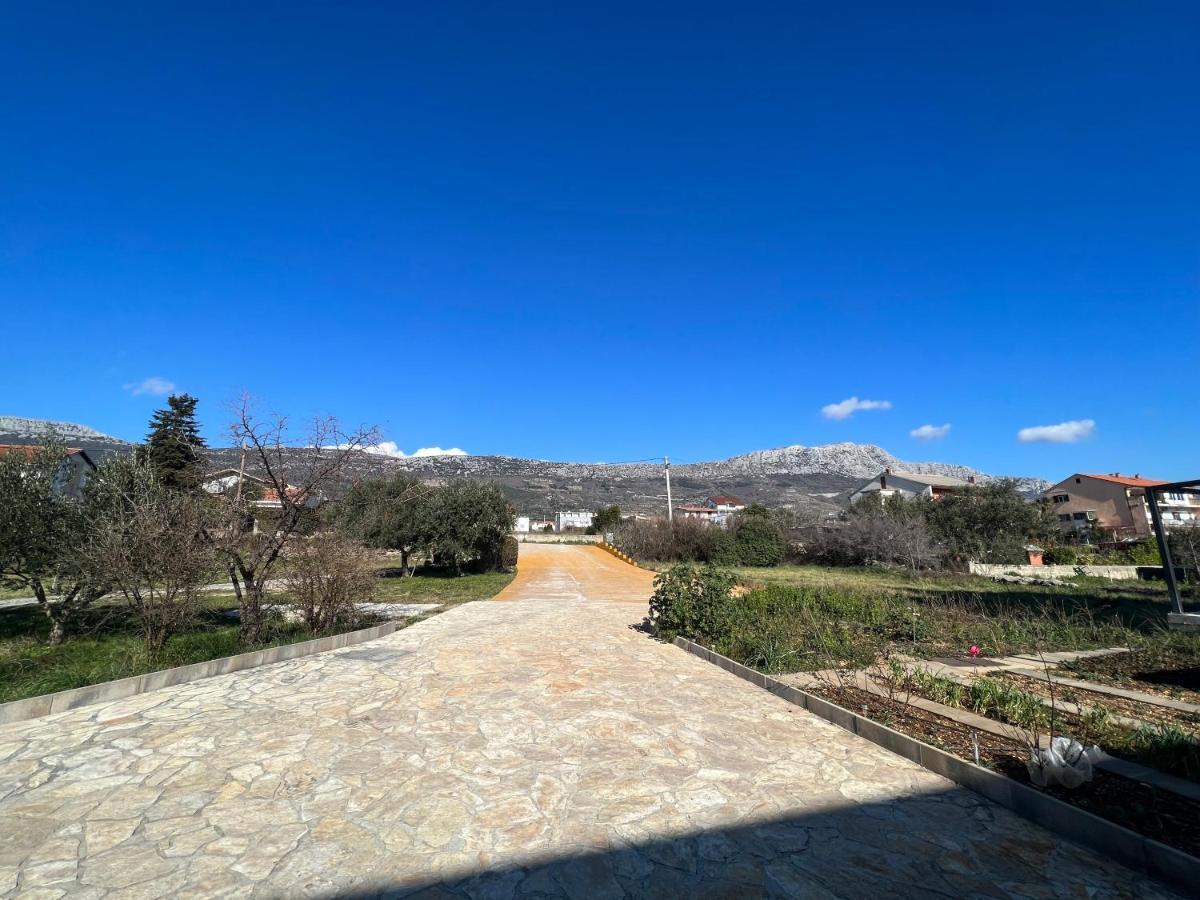 Kaštela Spacious Apartment Close To The Sea In Kastel Luksic מראה חיצוני תמונה